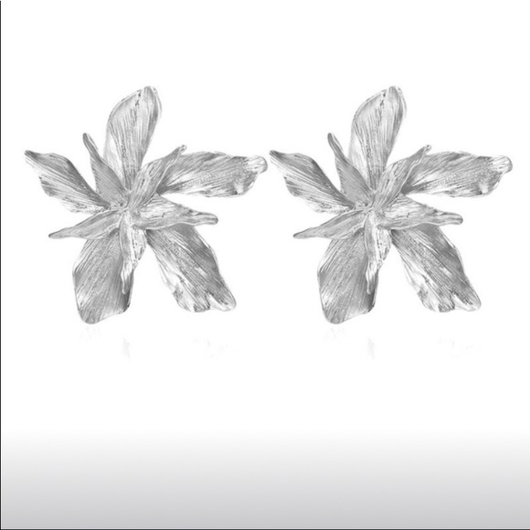 Big Flower Earrings 💕 {Host Pick} - Picture 3 of 4